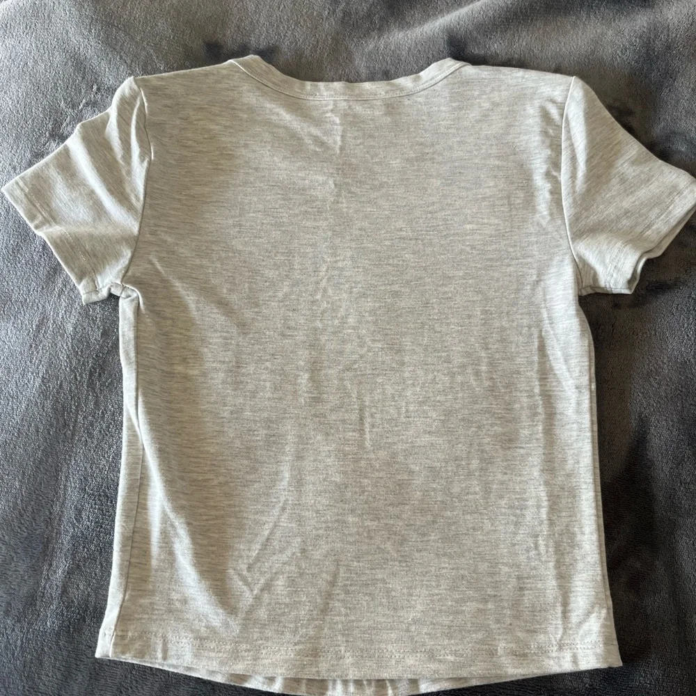 Light grey tee shirt, thick material, extra small, never worn - Picture 2 of 4